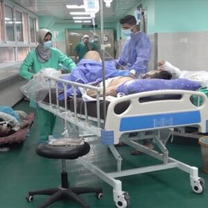 gazzede hastanelerde yer olmadigi icin yaralilar yerlerde tedavi ediliyor 75AQJqlG