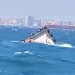 istanbulda siddetli ruzgar tekne alabora oldu aRSUj9VV