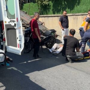 motosikletle park halindeki cekiciye carpti istanbulda feci kaza RN5n2iqs