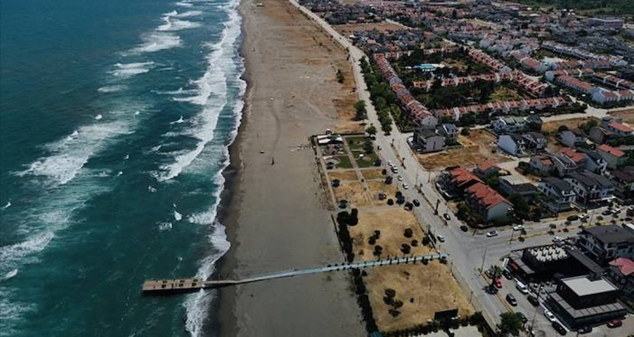 dalga boyu 3 metreyi asinca denize giris yasaklandi iVJBhqwi