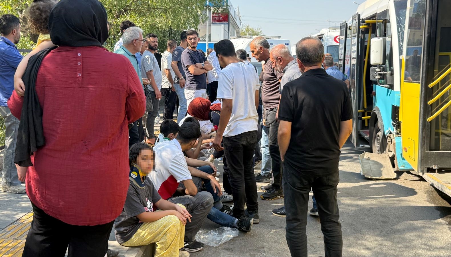 diyarbakirda freni patlayan halk otobusu duraga daldi cok sayida yarali var RSczG4QQ