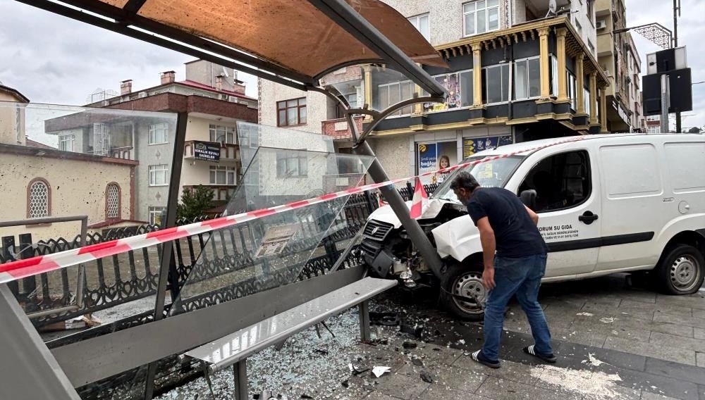 el frenini cekmeyi unuttu arac 100 metre boyunca kaydi 999Xjf2S