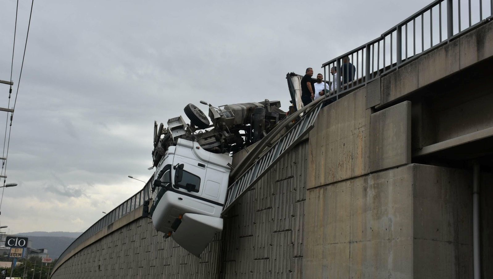 izmirde viyadukte asili kalan tirin surucusu yaralandi BtiAIMGz