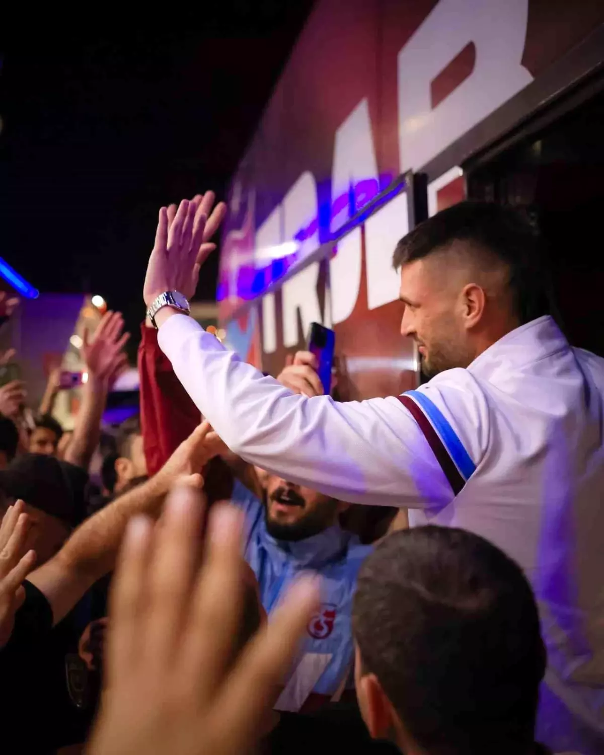 trabzonspor fenerbahce maglubiyetinin ardindan taraftarla bulustu FimZStRV