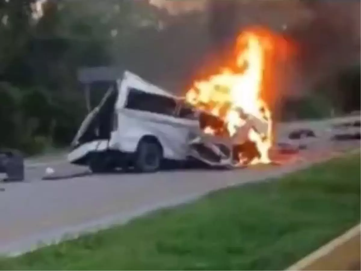 yucatanda minibus tir carpismasi 15 olu YVtUpXJQ