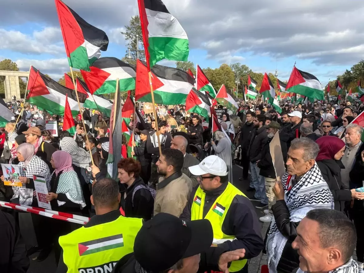 berlinde filistin icin buyuk gosteri 16 bin kisi bir araya geldi SZFAksxL.jpg