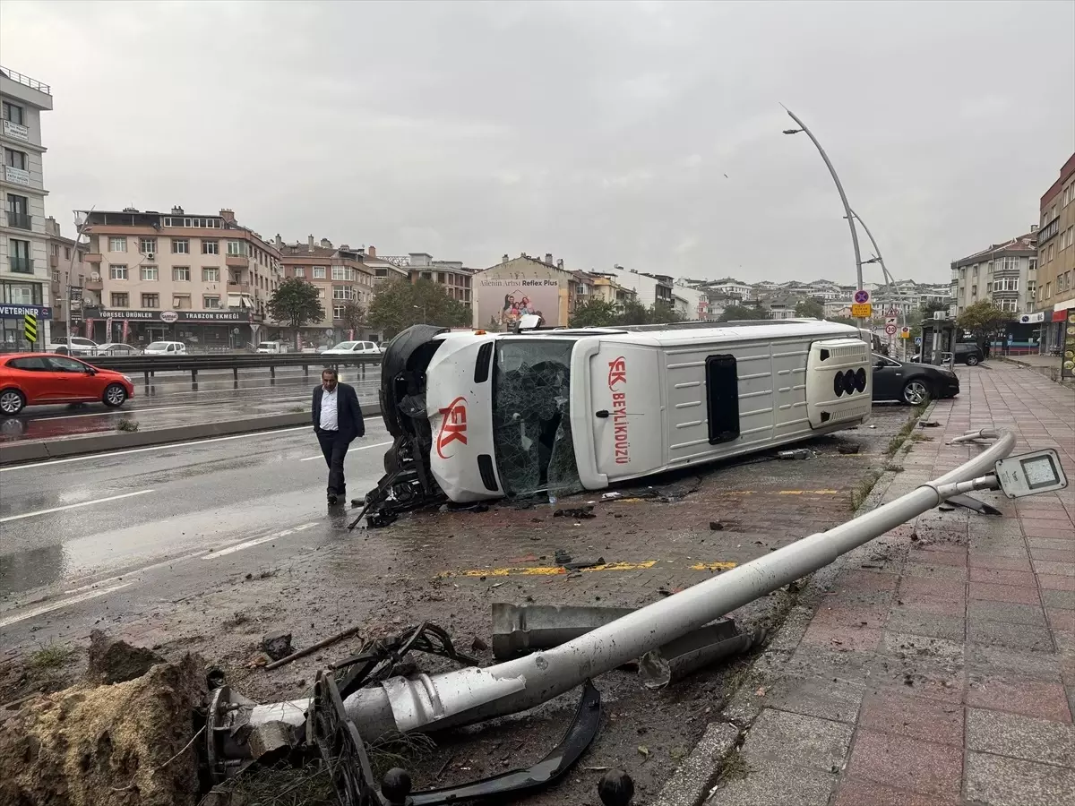 buyukcekmecede minibus devrildi 2 yarali jgNXgDEr.jpg
