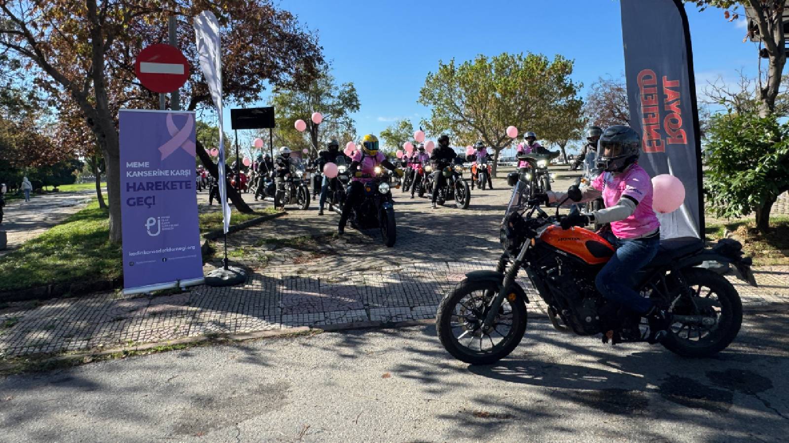 kadikoyde meme kanserinde farkindalik icin motosiklet ve bisiklet turu AzfwWPPD.jpg