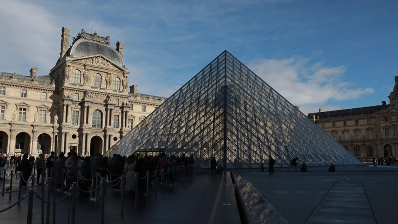 louvre muzesindeki tarihi soygunun bilancosu belli oldu PMmeOffK.jpg