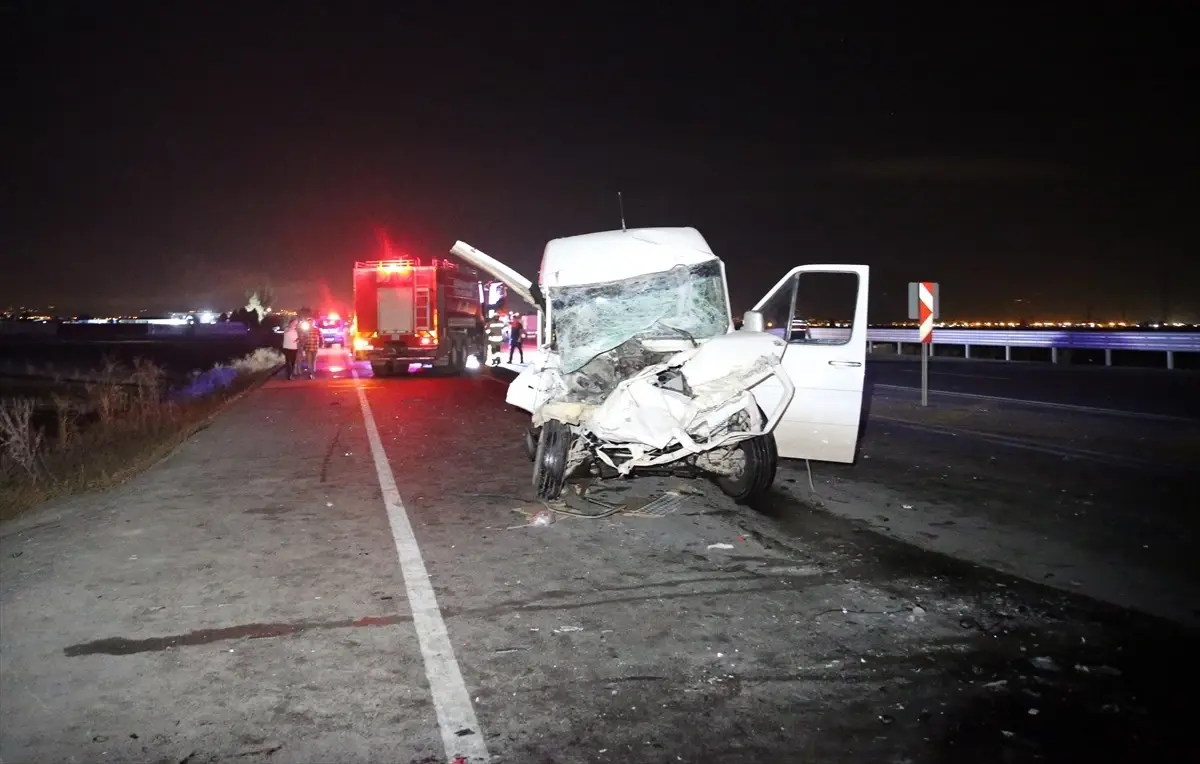 reyhanlida minibus traktor carpismasi 14 yarali KjYvRliK.jpg