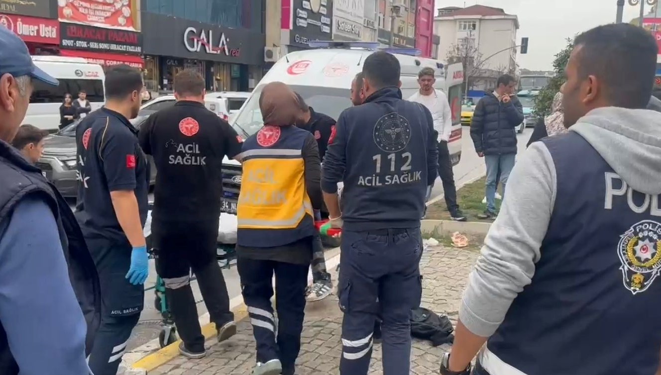 yolun karsisina gecmeye calisan kardeslere otomobil carpti EzkSdGb1.jpg