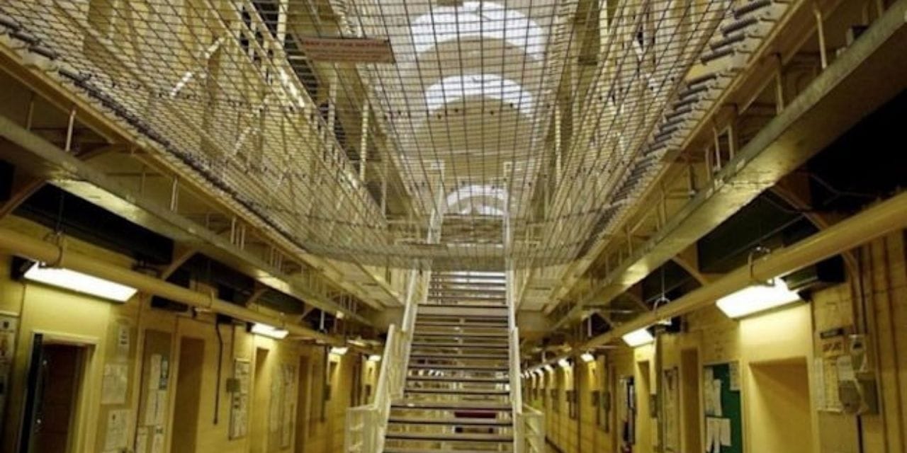 2 yasindaki uvey kizini vahsice oldurdu hapiste olduruldu basi ve bogazi kesildi cMTjazKe.jpg