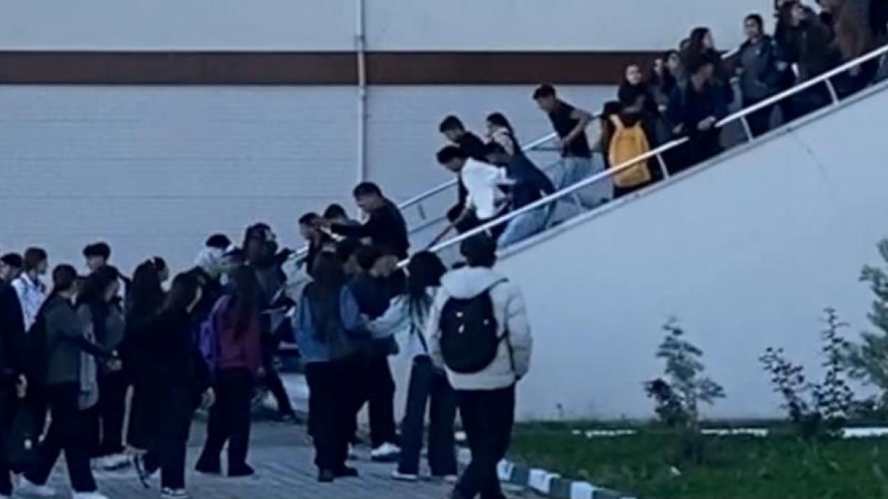 okulda korku dolu anlar sopalarla baskin yaptilar 6UrmMw4y.jpg